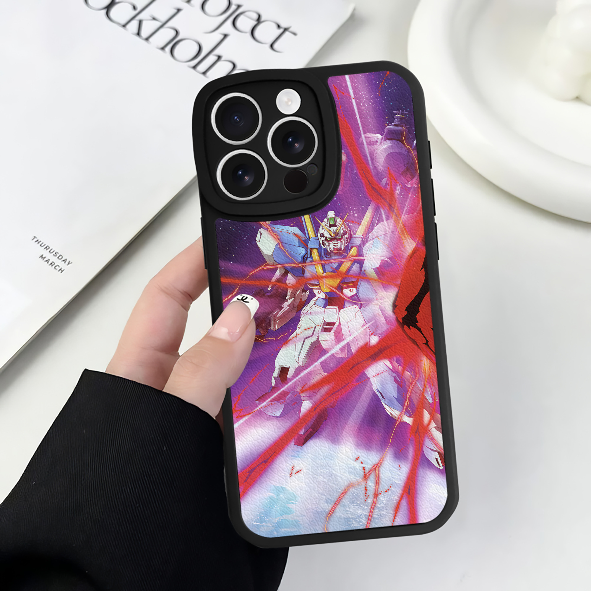 （画像用） 機動戦士ガンダム Mobile Suit Gundam 【iPhone 16シリーズ対応】シリコンスマホケース（レザー調） 材質：シリコン